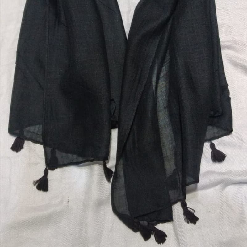 Plain black taesel stoler
